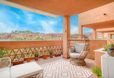 Pięknie odnowiony, południowo-zachodni, dwupokojowy apartament położony w dzielnicy mieszkalnej Reserva de Marbella