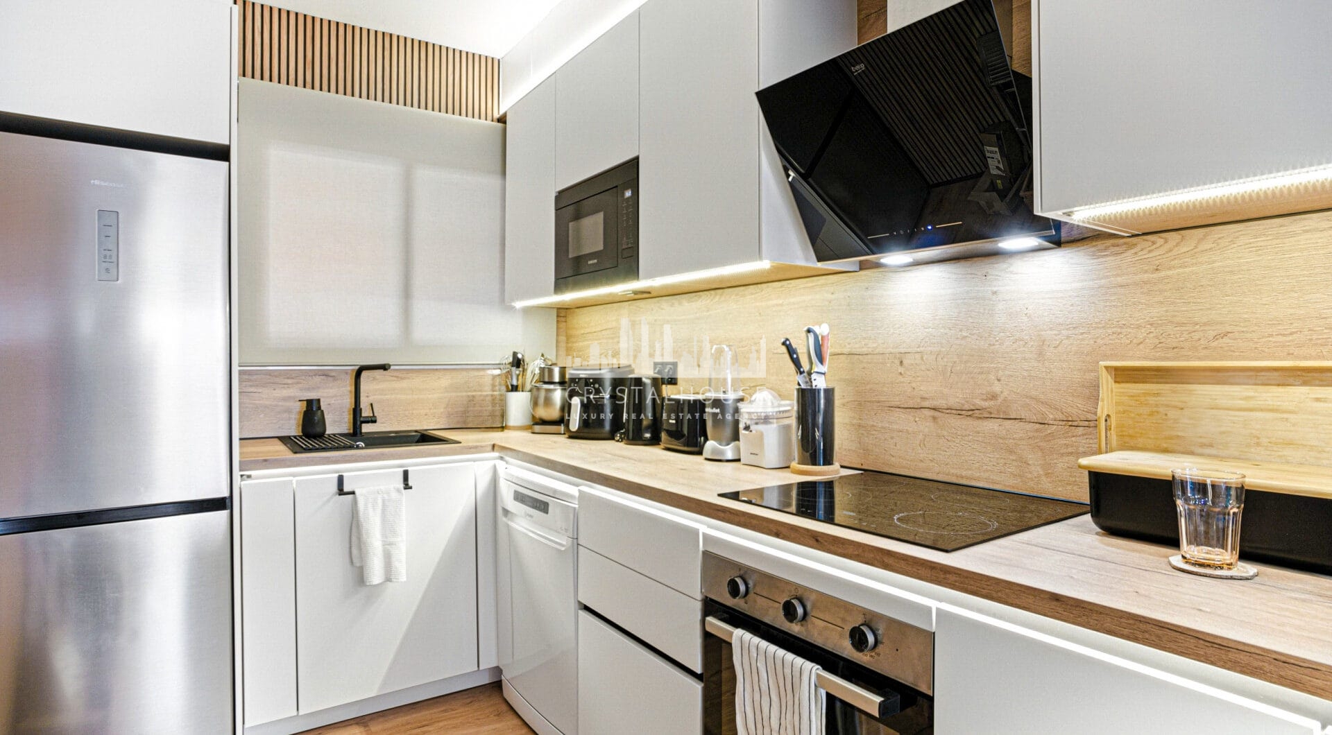 Pięknie odnowiony, południowo-zachodni, dwupokojowy apartament położony w dzielnicy mieszkalnej Reserva de Marbella