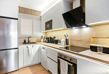 Pięknie odnowiony, południowo-zachodni, dwupokojowy apartament położony w dzielnicy mieszkalnej Reserva de Marbella