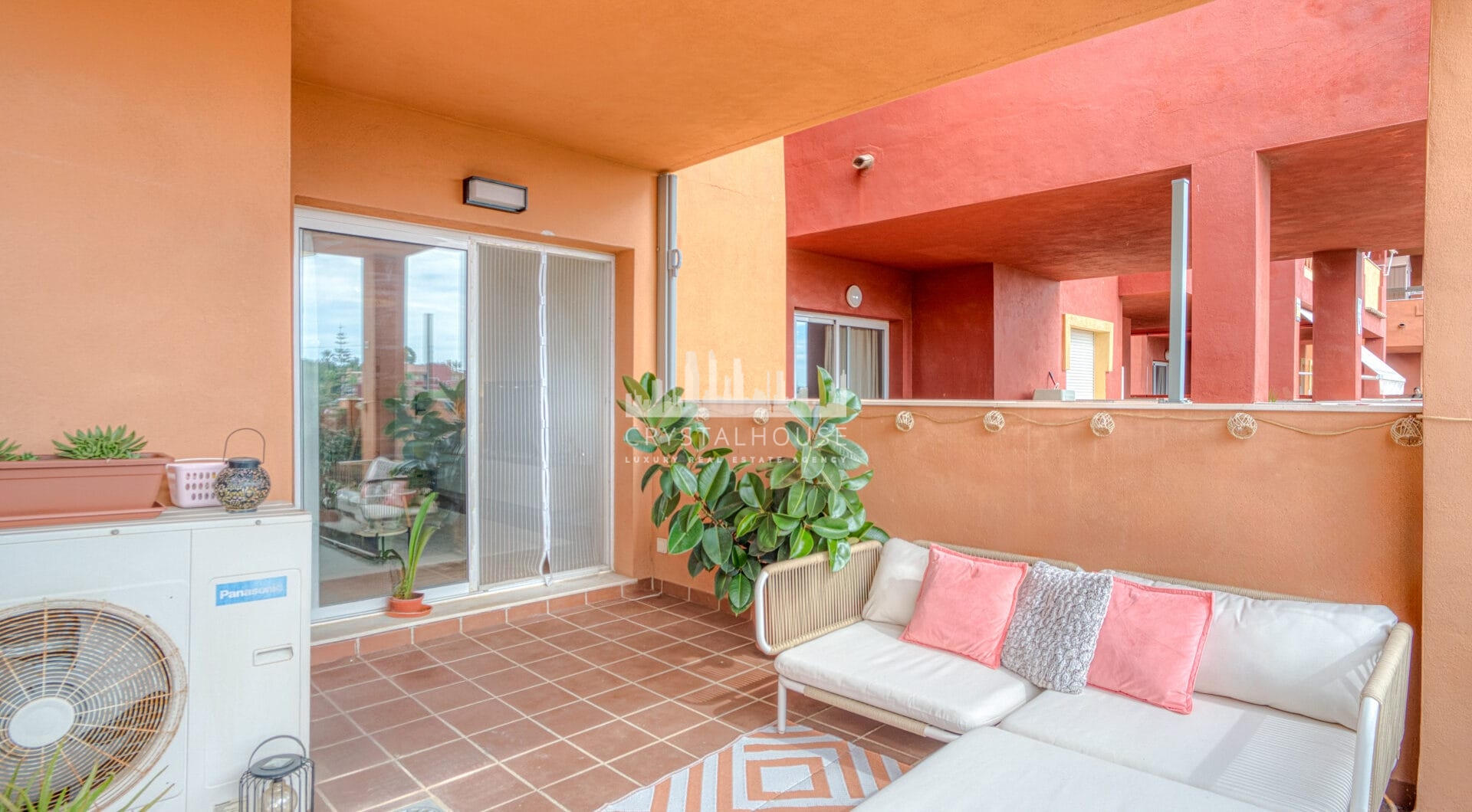 Pięknie odnowiony, południowo-zachodni, dwupokojowy apartament położony w dzielnicy mieszkalnej Reserva de Marbella