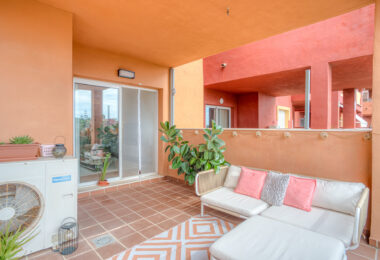 Pięknie odnowiony, południowo-zachodni, dwupokojowy apartament położony w dzielnicy mieszkalnej Reserva de Marbella