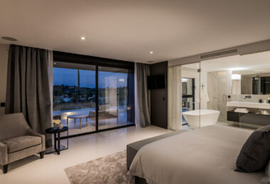 Wyjątkowa willa frontowa przy polu golfowym w Nueva Andalucía