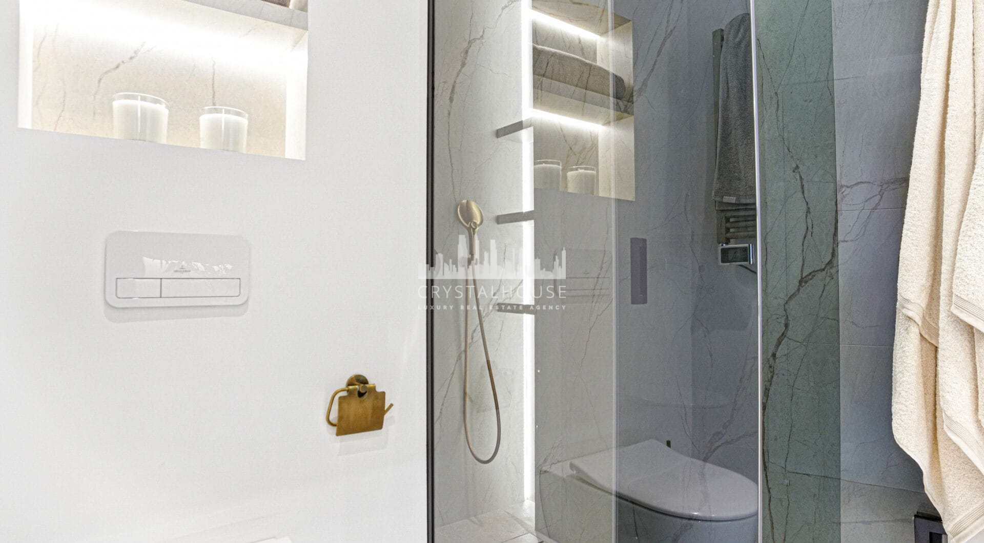 Niezwykle odnowiony, na południe od plaży front, apartament ogrodowy położony w ekskluzywnej społeczności Menara Beach na południe - po New Golden Mile