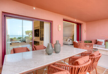 Niezwykle odnowiony, na południe od plaży front, apartament ogrodowy położony w ekskluzywnej społeczności Menara Beach na południe - po New Golden Mile