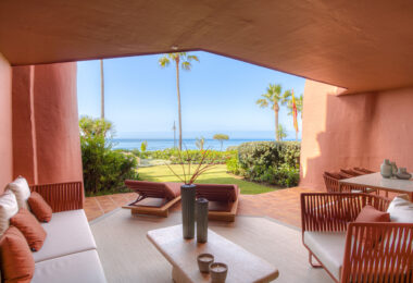 Niezwykle odnowiony, na południe od plaży front, apartament ogrodowy położony w ekskluzywnej społeczności Menara Beach na południe - po New Golden Mile