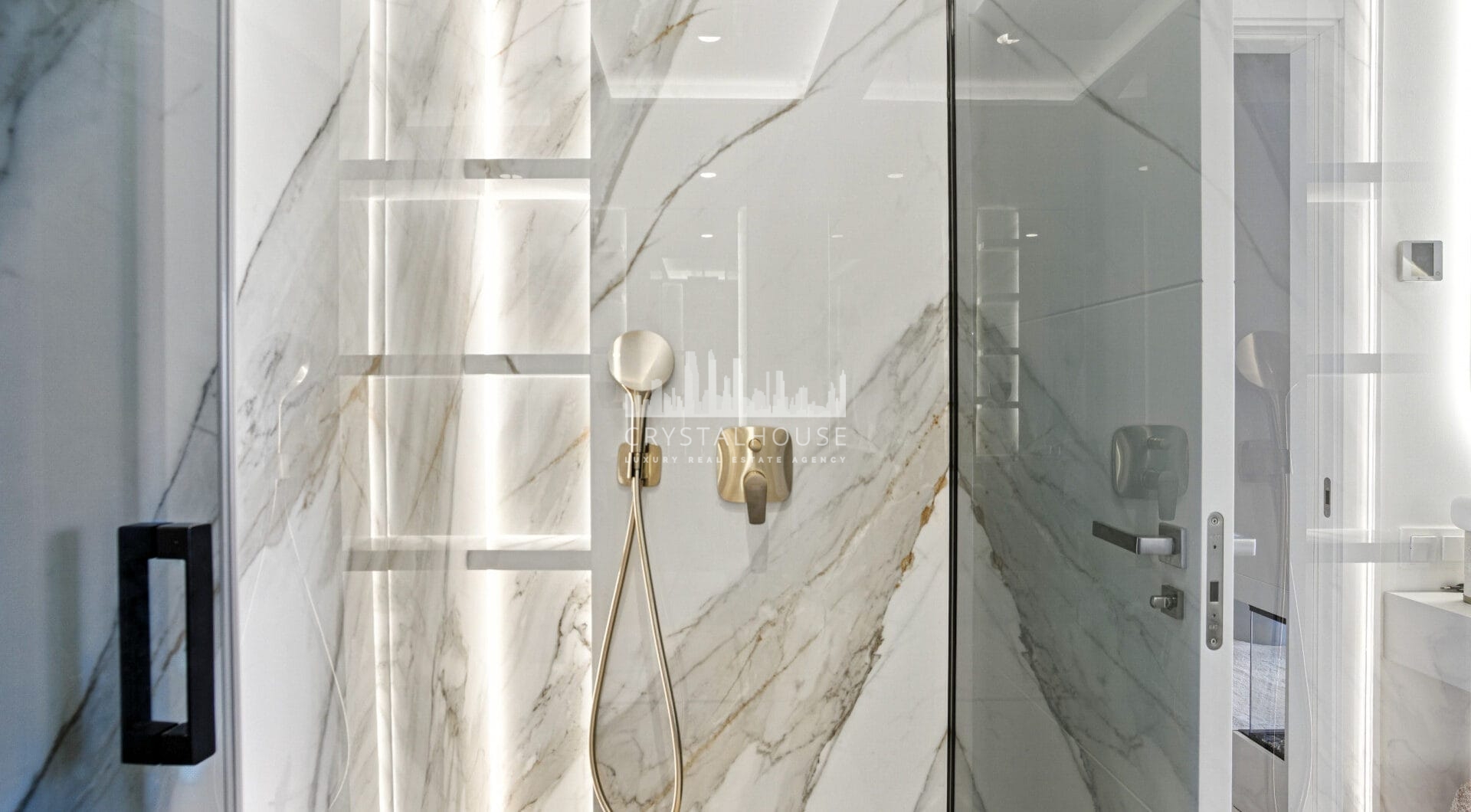 Niezwykle odnowiony, na południe od plaży front, apartament ogrodowy położony w ekskluzywnej społeczności Menara Beach na południe - po New Golden Mile