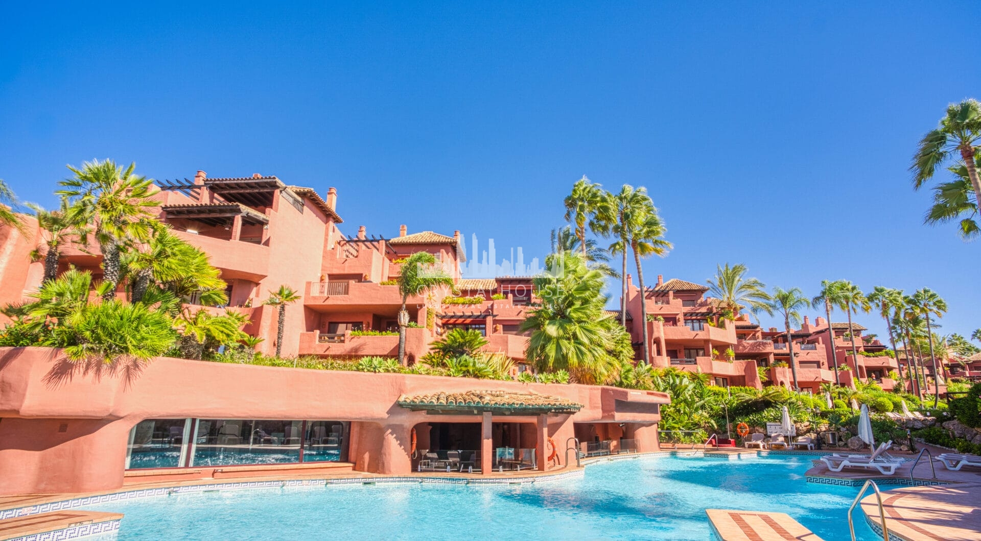 Niezwykle odnowiony, na południe od plaży front, apartament ogrodowy położony w ekskluzywnej społeczności Menara Beach na południe - po New Golden Mile