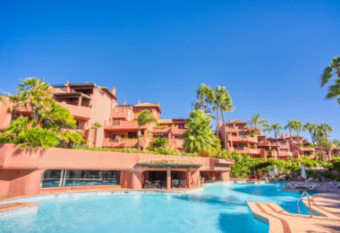 Niezwykle odnowiony, na południe od plaży front, apartament ogrodowy położony w ekskluzywnej społeczności Menara Beach na południe - po New Golden Mile