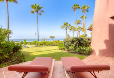 Niezwykle odnowiony, na południe od plaży front, apartament ogrodowy położony w ekskluzywnej społeczności Menara Beach na południe - po New Golden Mile