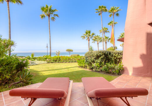 Niezwykle odnowiony, na południe od plaży front, apartament ogrodowy położony w ekskluzywnej społeczności Menara Beach na południe - po New Golden Mile