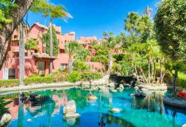 Niezwykle odnowiony, na południe od plaży front, apartament ogrodowy położony w ekskluzywnej społeczności Menara Beach na południe - po New Golden Mile