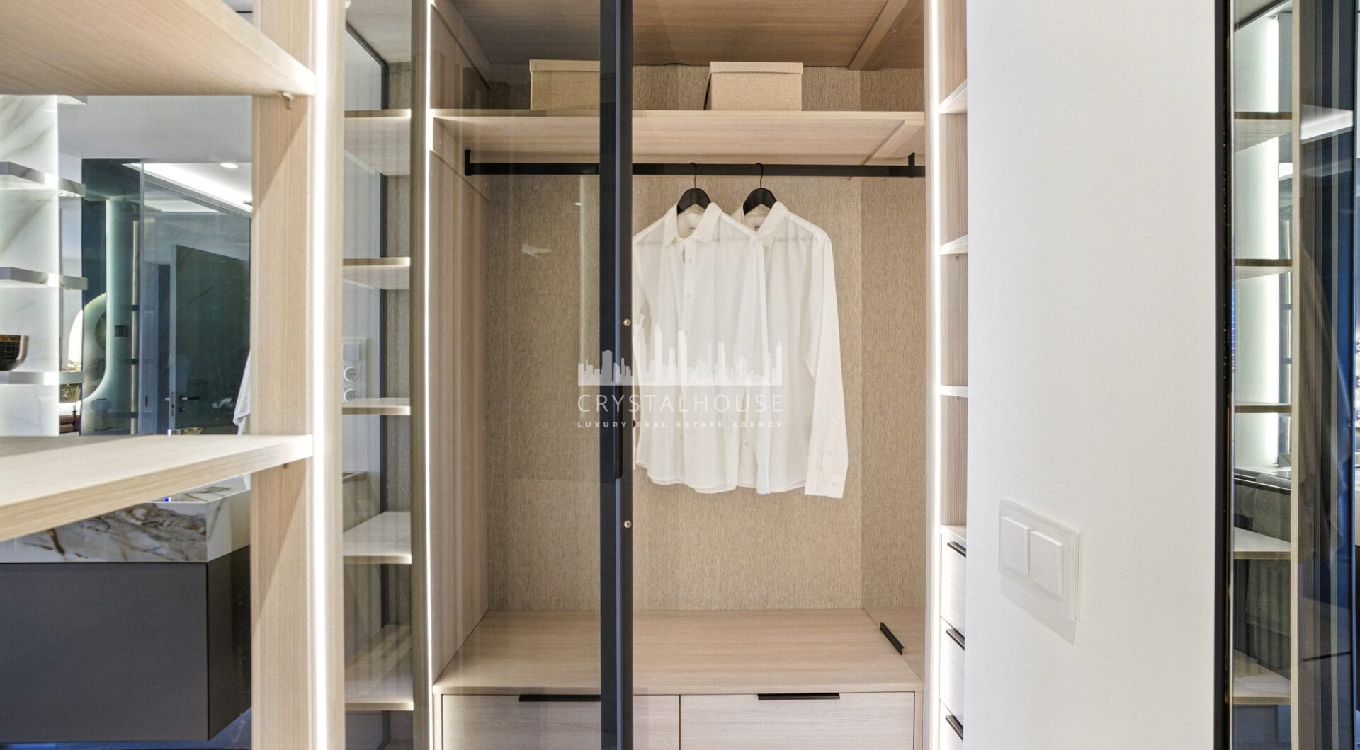 Niezwykle odnowiony, na południe od plaży front, apartament ogrodowy położony w ekskluzywnej społeczności Menara Beach na południe - po New Golden Mile