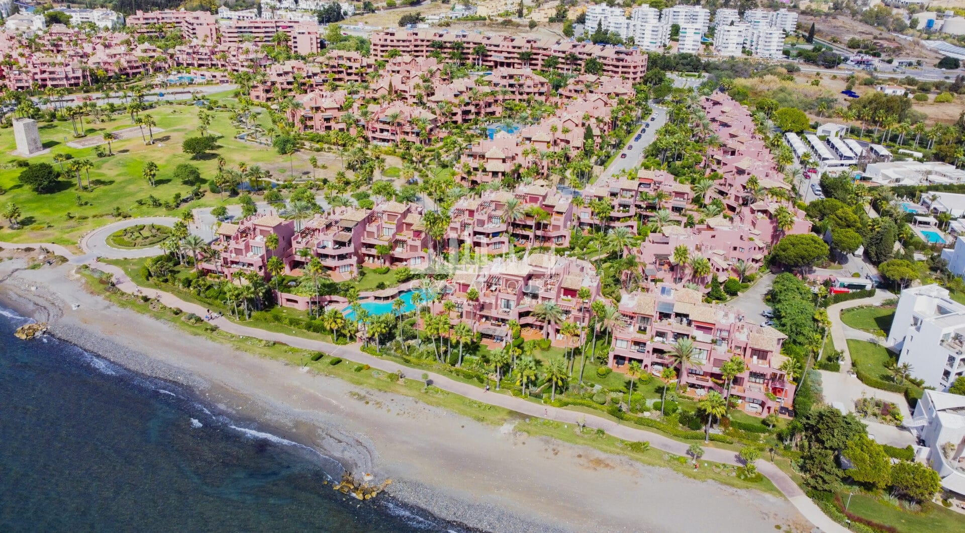 Niezwykle odnowiony, na południe od plaży front, apartament ogrodowy położony w ekskluzywnej społeczności Menara Beach na południe - po New Golden Mile