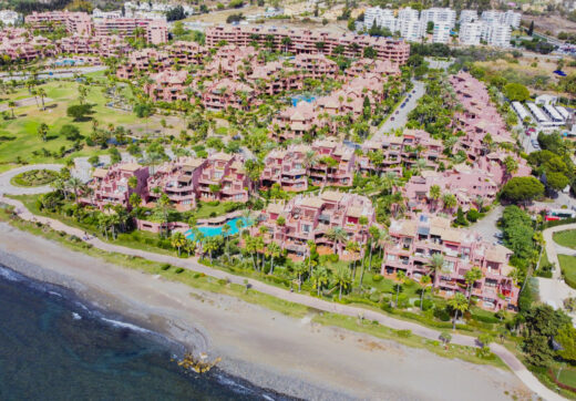 Niezwykle odnowiony, na południe od plaży front, apartament ogrodowy położony w ekskluzywnej społeczności Menara Beach na południe - po New Golden Mile