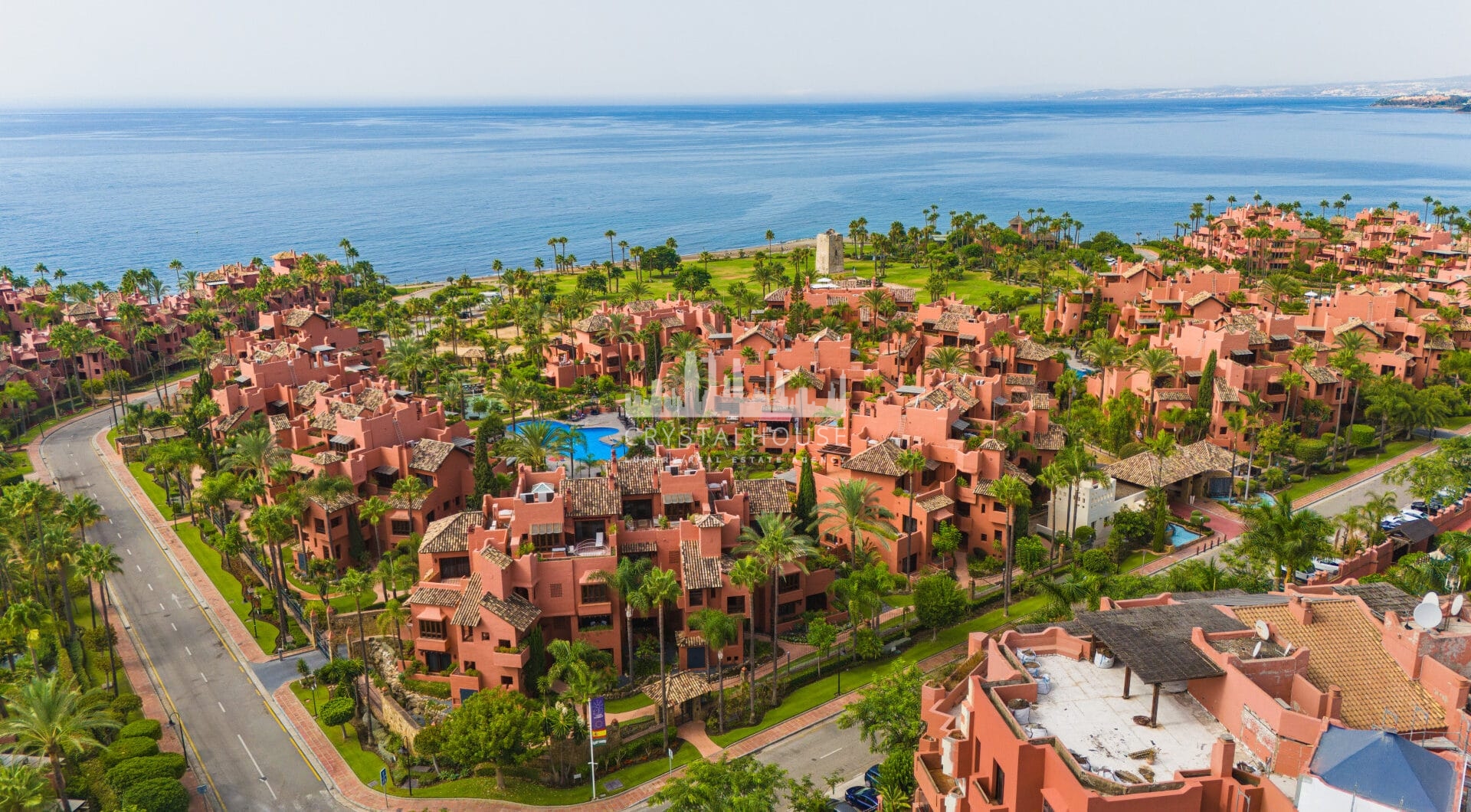 Niezwykle odnowiony, na południe od plaży front, apartament ogrodowy położony w ekskluzywnej społeczności Menara Beach na południe - po New Golden Mile