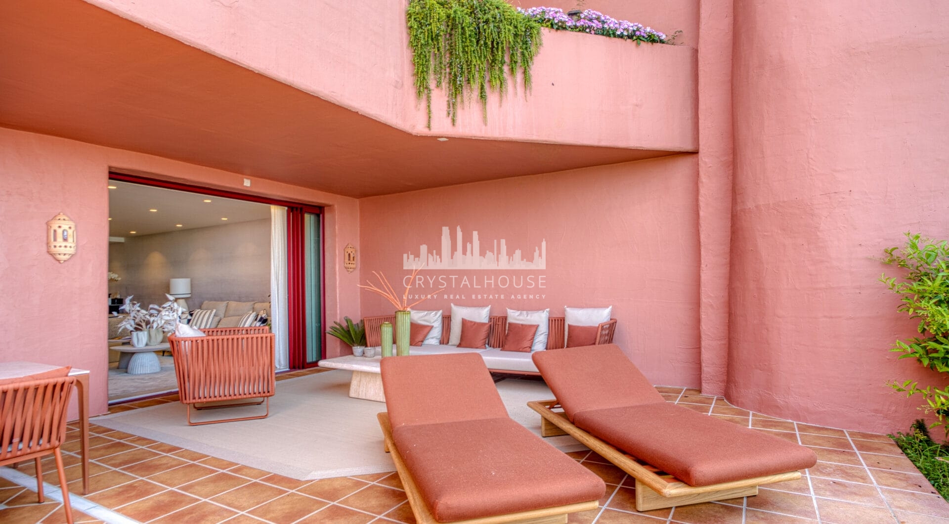 Niezwykle odnowiony, na południe od plaży front, apartament ogrodowy położony w ekskluzywnej społeczności Menara Beach na południe - po New Golden Mile