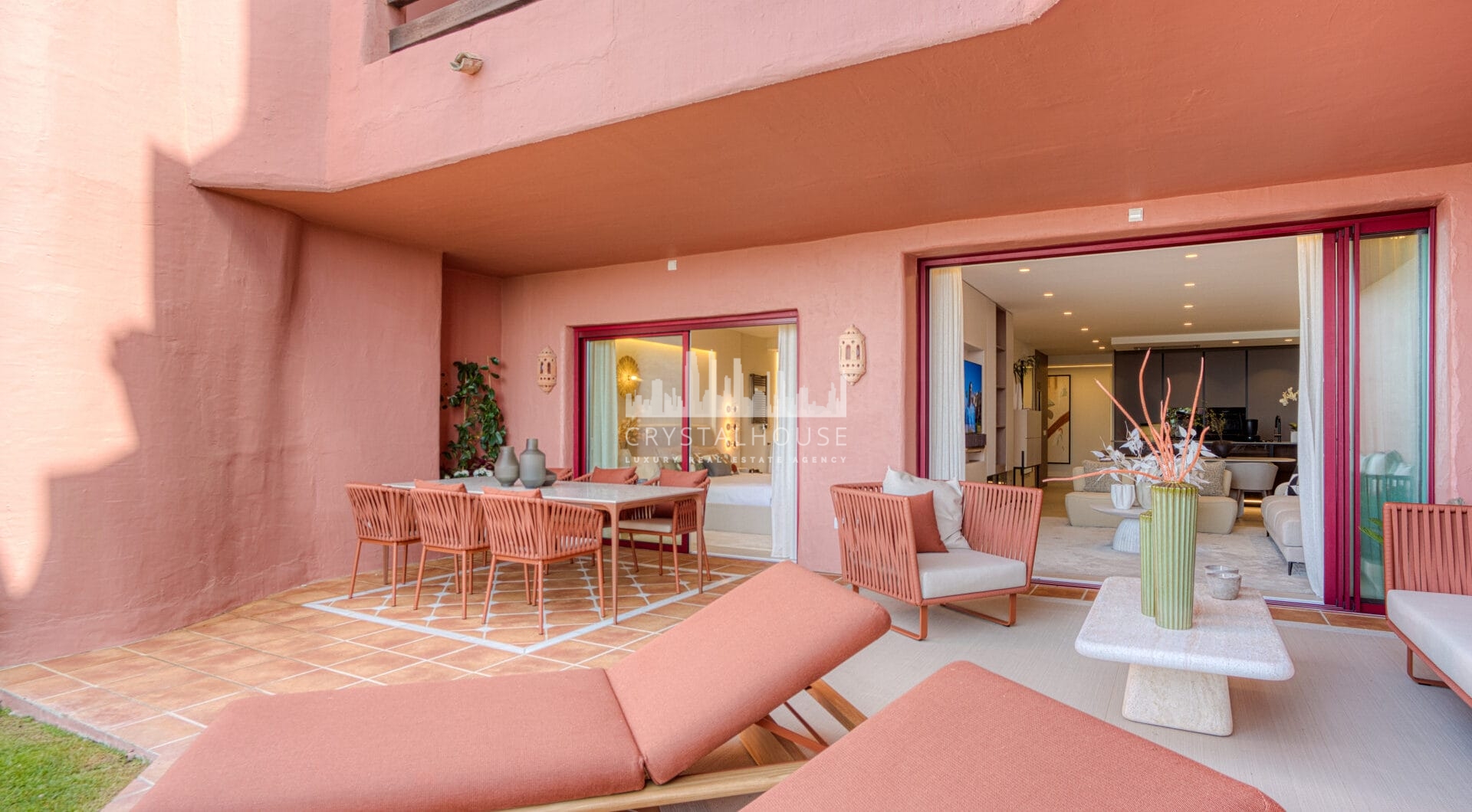 Niezwykle odnowiony, na południe od plaży front, apartament ogrodowy położony w ekskluzywnej społeczności Menara Beach na południe - po New Golden Mile