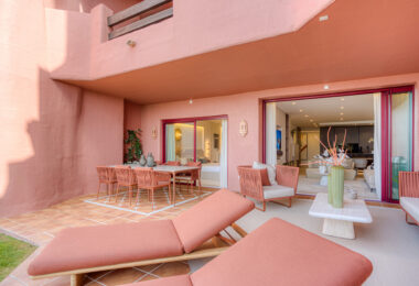 Niezwykle odnowiony, na południe od plaży front, apartament ogrodowy położony w ekskluzywnej społeczności Menara Beach na południe - po New Golden Mile