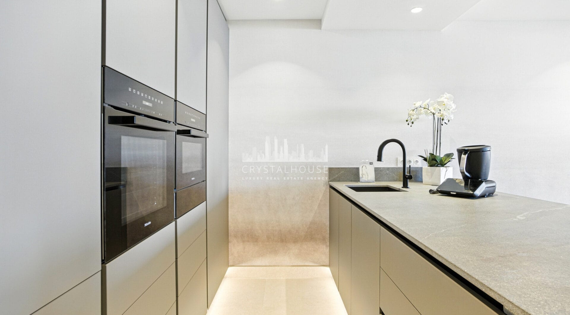 Niezwykle odnowiony, na południe od plaży front, apartament ogrodowy położony w ekskluzywnej społeczności Menara Beach na południe - po New Golden Mile