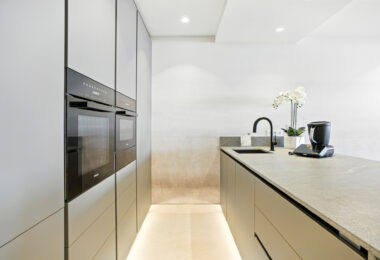 Niezwykle odnowiony, na południe od plaży front, apartament ogrodowy położony w ekskluzywnej społeczności Menara Beach na południe - po New Golden Mile