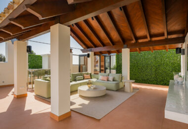 Piękny, Odnowiony, Trzy sypialnie Penthouse znajduje się w Prestisible Beachfront Wspólnoty Bahia del Velerin, Estepona.