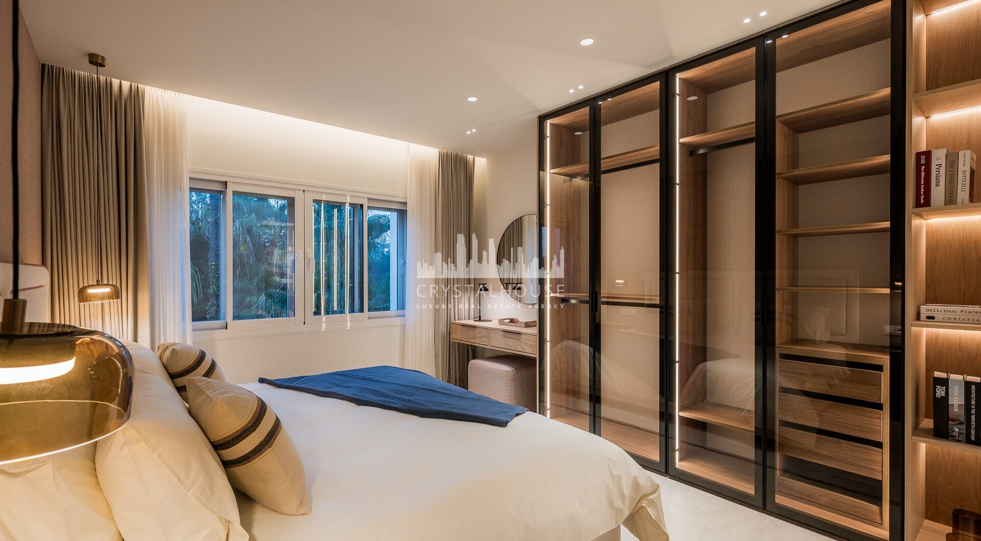 Piękny, Odnowiony, Trzy sypialnie Penthouse znajduje się w Prestisible Beachfront Wspólnoty Bahia del Velerin, Estepona.