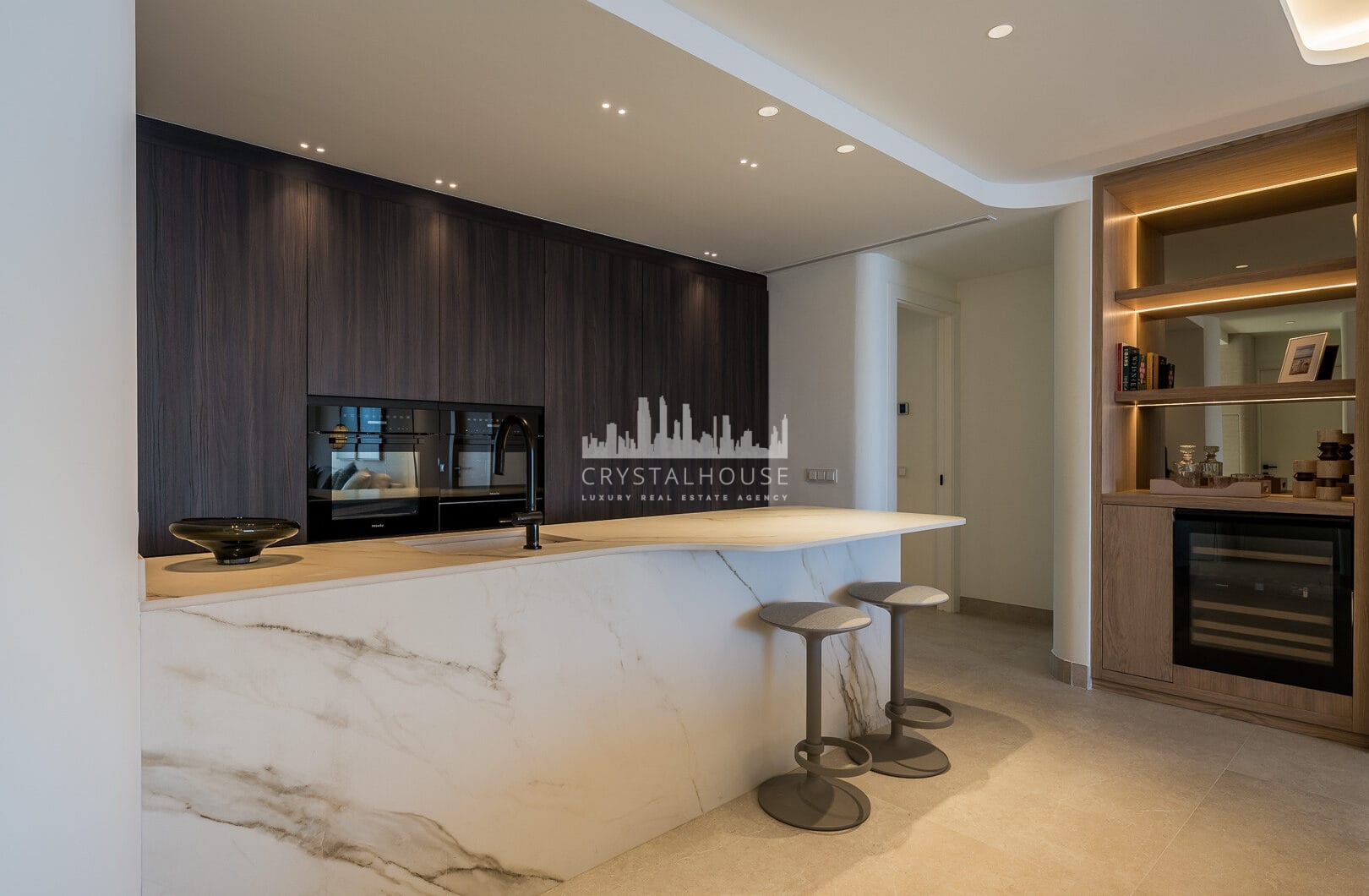 Piękny, Odnowiony, Trzy sypialnie Penthouse znajduje się w Prestisible Beachfront Wspólnoty Bahia del Velerin, Estepona.