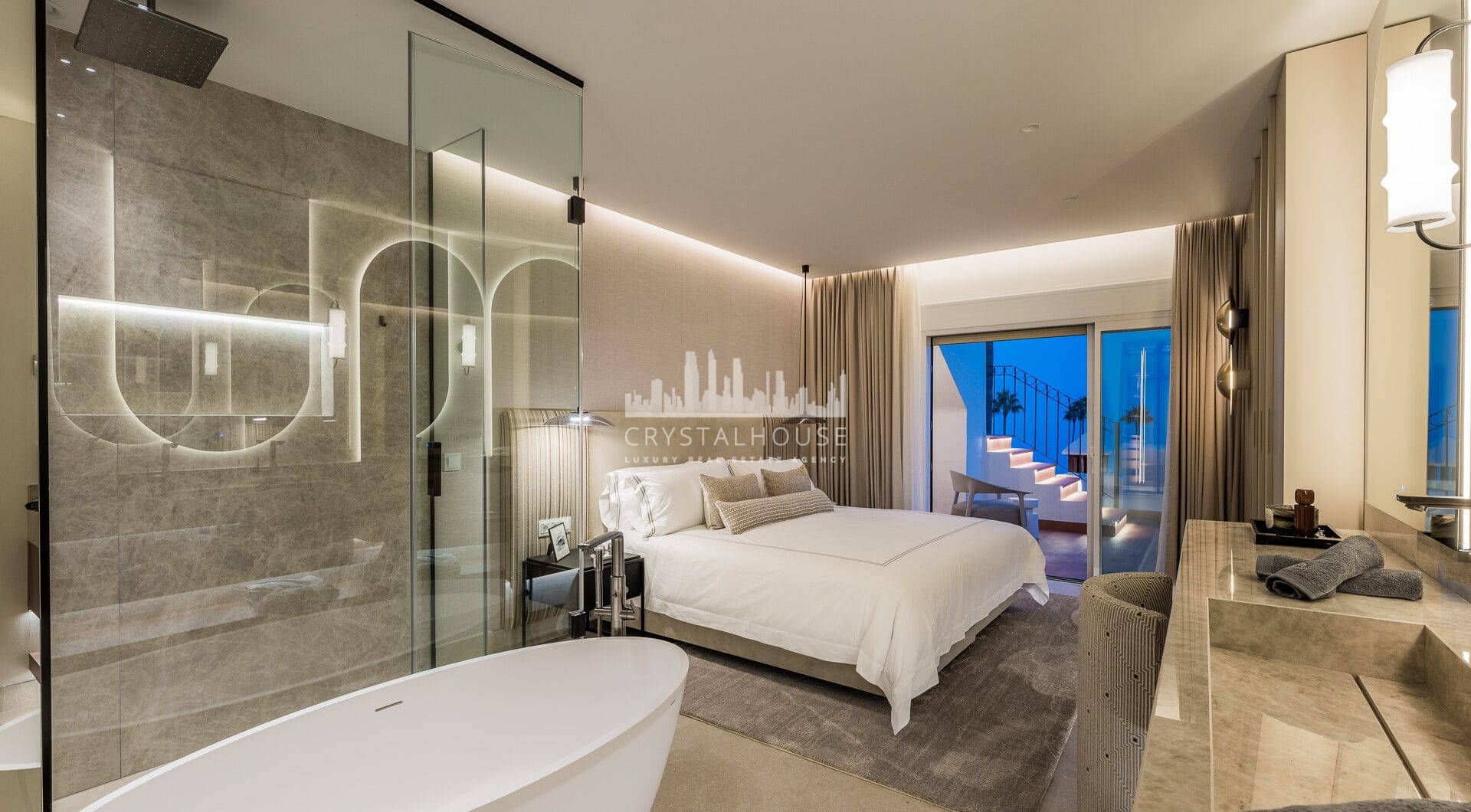 Piękny, Odnowiony, Trzy sypialnie Penthouse znajduje się w Prestisible Beachfront Wspólnoty Bahia del Velerin, Estepona.