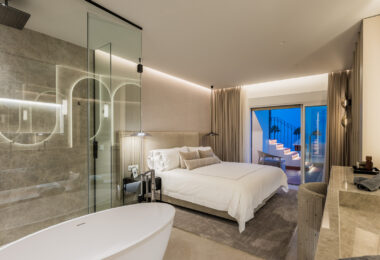 Piękny, Odnowiony, Trzy sypialnie Penthouse znajduje się w Prestisible Beachfront Wspólnoty Bahia del Velerin, Estepona.