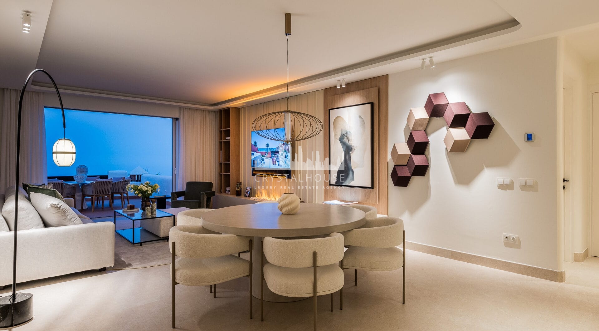 Piękny, Odnowiony, Trzy sypialnie Penthouse znajduje się w Prestisible Beachfront Wspólnoty Bahia del Velerin, Estepona.