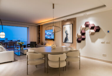 Piękny, Odnowiony, Trzy sypialnie Penthouse znajduje się w Prestisible Beachfront Wspólnoty Bahia del Velerin, Estepona.