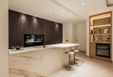 Piękny, Odnowiony, Trzy sypialnie Penthouse znajduje się w Prestisible Beachfront Wspólnoty Bahia del Velerin, Estepona.