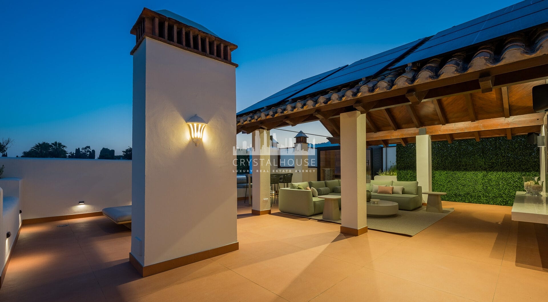 Piękny, Odnowiony, Trzy sypialnie Penthouse znajduje się w Prestisible Beachfront Wspólnoty Bahia del Velerin, Estepona.