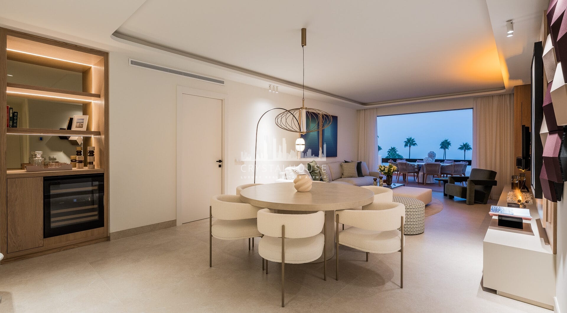 Piękny, Odnowiony, Trzy sypialnie Penthouse znajduje się w Prestisible Beachfront Wspólnoty Bahia del Velerin, Estepona.