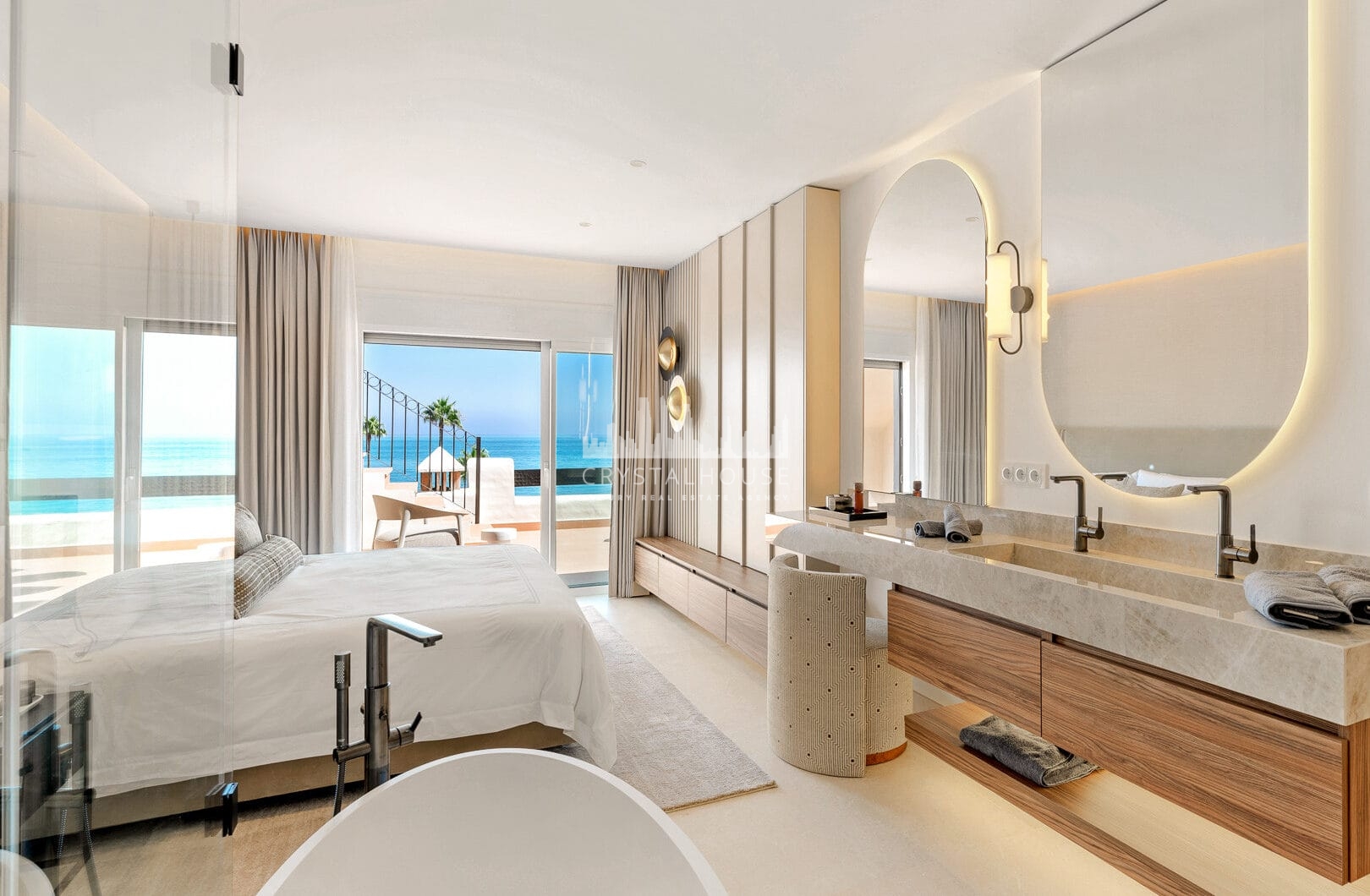 Piękny, Odnowiony, Trzy sypialnie Penthouse znajduje się w Prestisible Beachfront Wspólnoty Bahia del Velerin, Estepona.
