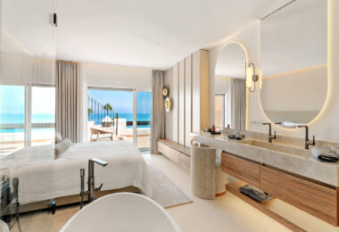 Piękny, Odnowiony, Trzy sypialnie Penthouse znajduje się w Prestisible Beachfront Wspólnoty Bahia del Velerin, Estepona.