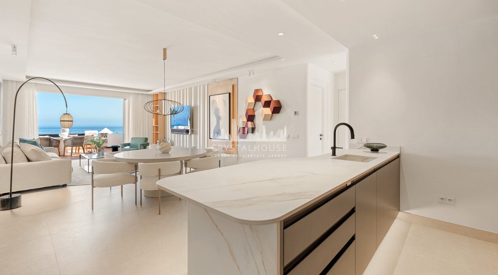 Piękny, Odnowiony, Trzy sypialnie Penthouse znajduje się w Prestisible Beachfront Wspólnoty Bahia del Velerin, Estepona.