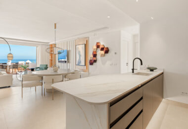 Piękny, Odnowiony, Trzy sypialnie Penthouse znajduje się w Prestisible Beachfront Wspólnoty Bahia del Velerin, Estepona.