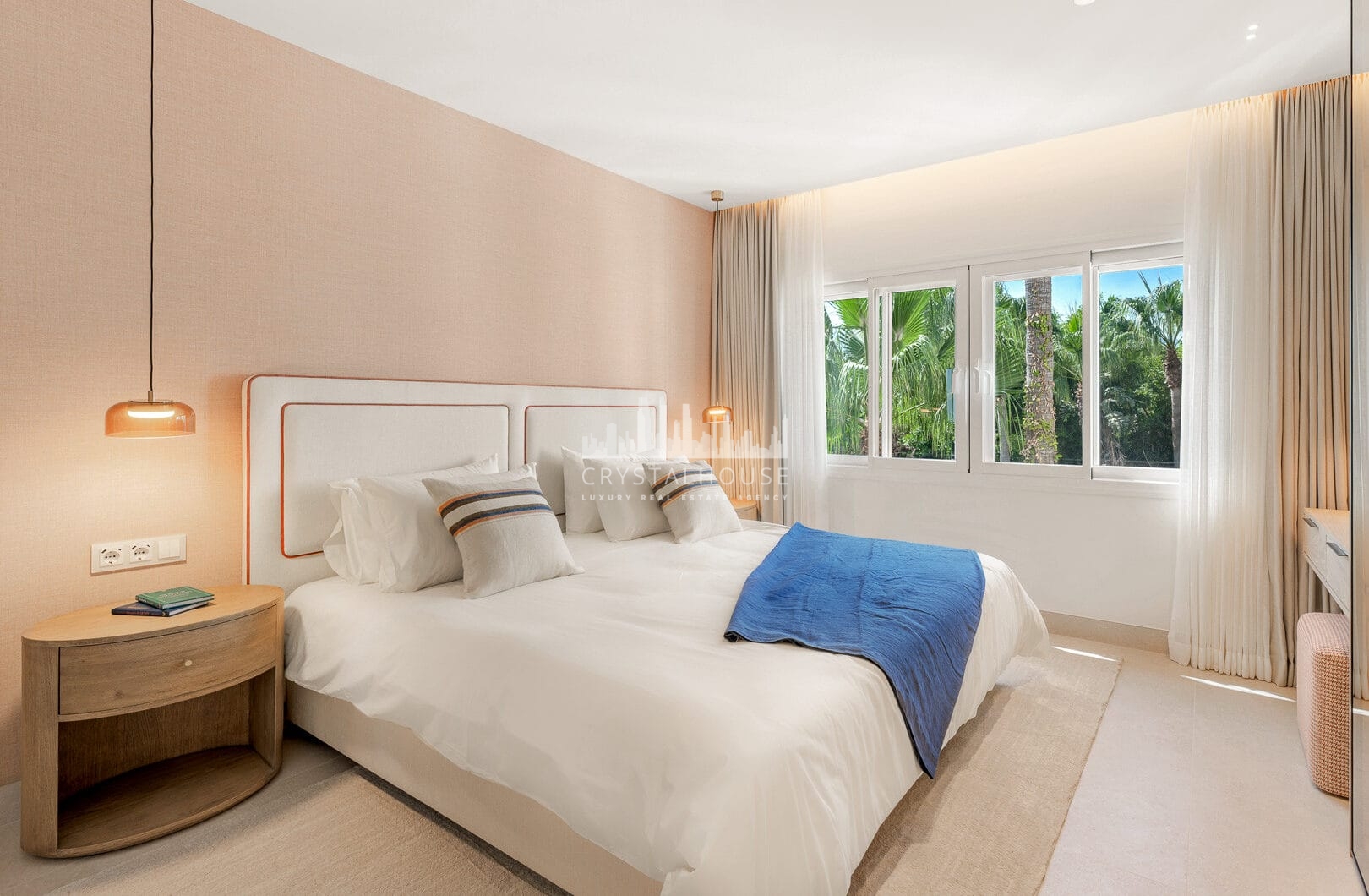 Piękny, Odnowiony, Trzy sypialnie Penthouse znajduje się w Prestisible Beachfront Wspólnoty Bahia del Velerin, Estepona.