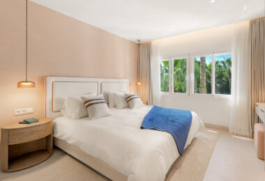 Piękny, Odnowiony, Trzy sypialnie Penthouse znajduje się w Prestisible Beachfront Wspólnoty Bahia del Velerin, Estepona.