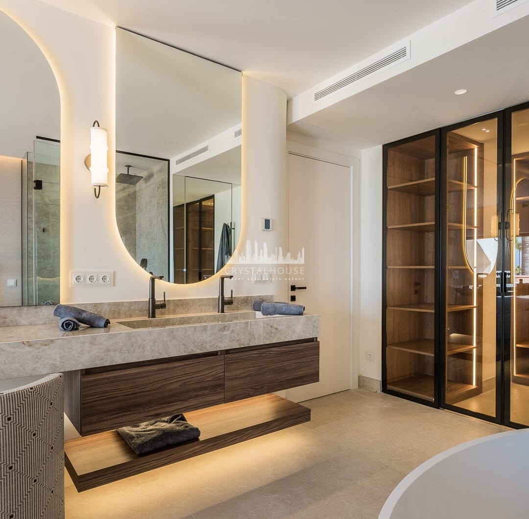 Piękny, Odnowiony, Trzy sypialnie Penthouse znajduje się w Prestisible Beachfront Wspólnoty Bahia del Velerin, Estepona.