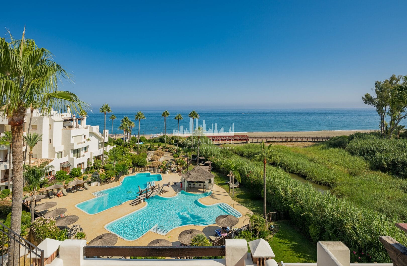 Piękny, Odnowiony, Trzy sypialnie Penthouse znajduje się w Prestisible Beachfront Wspólnoty Bahia del Velerin, Estepona.