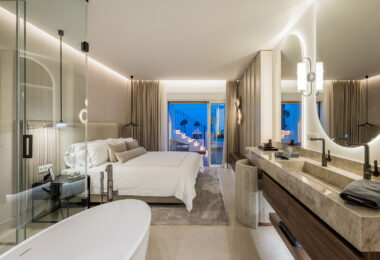 Piękny, Odnowiony, Trzy sypialnie Penthouse znajduje się w Prestisible Beachfront Wspólnoty Bahia del Velerin, Estepona.