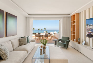 Piękny, Odnowiony, Trzy sypialnie Penthouse znajduje się w Prestisible Beachfront Wspólnoty Bahia del Velerin, Estepona.