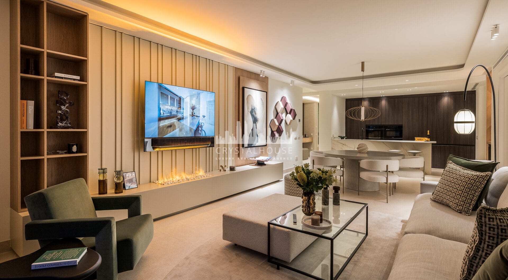 Piękny, Odnowiony, Trzy sypialnie Penthouse znajduje się w Prestisible Beachfront Wspólnoty Bahia del Velerin, Estepona.