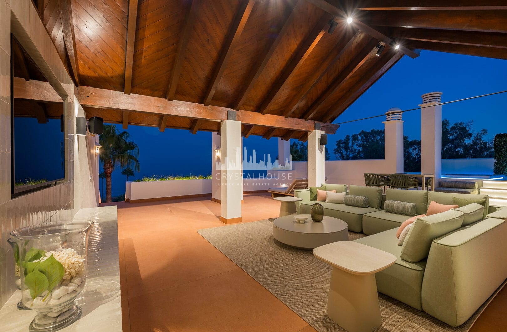 Piękny, Odnowiony, Trzy sypialnie Penthouse znajduje się w Prestisible Beachfront Wspólnoty Bahia del Velerin, Estepona.