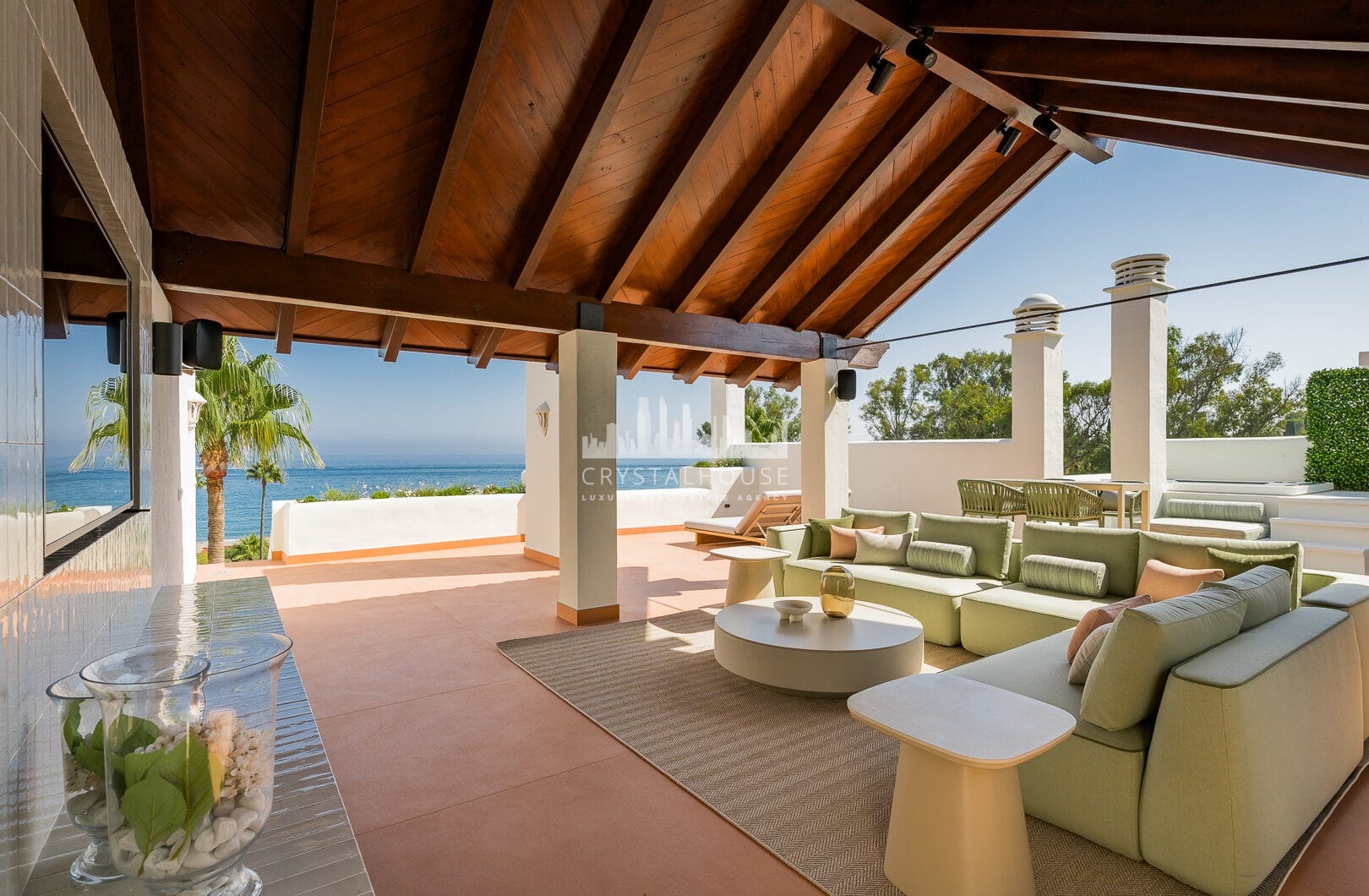 Piękny, Odnowiony, Trzy sypialnie Penthouse znajduje się w Prestisible Beachfront Wspólnoty Bahia del Velerin, Estepona.