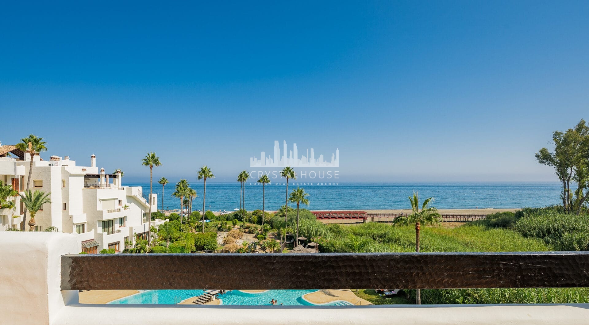 Piękny, Odnowiony, Trzy sypialnie Penthouse znajduje się w Prestisible Beachfront Wspólnoty Bahia del Velerin, Estepona.