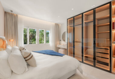 Piękny, Odnowiony, Trzy sypialnie Penthouse znajduje się w Prestisible Beachfront Wspólnoty Bahia del Velerin, Estepona.