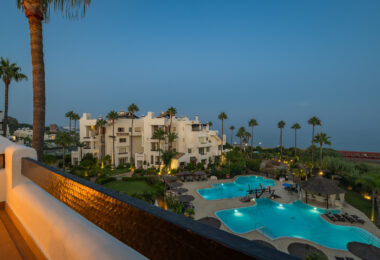 Piękny, Odnowiony, Trzy sypialnie Penthouse znajduje się w Prestisible Beachfront Wspólnoty Bahia del Velerin, Estepona.